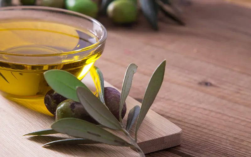 Ölziehen mit Olivenöl: Die ayurvedische Mundhygiene