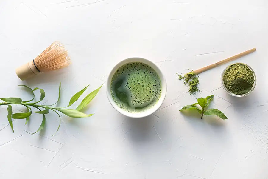 Matcha mit Matcha Besen