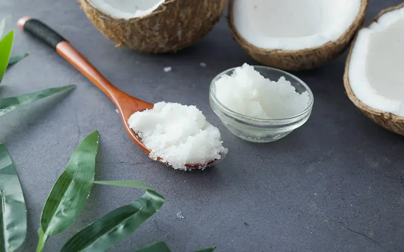 Kokosöl auf Holzlöffel