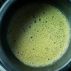Cremiger Matcha Schaum mit feinen Bläschen in traditioneller Matcha-Schale